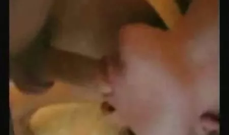 دختر لاغر با مالیدن انجمن شهوتناک با اسباب بازی از خانه خارج می شود