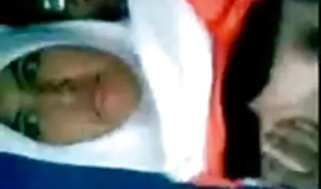 کیت برهنه می شود و گربه مودار داستان های سکسی و شهوتناک خود را انگشت می کند