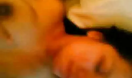MILF شاخی مرد جوانتر را شهوتناک سکسی لگد می زند