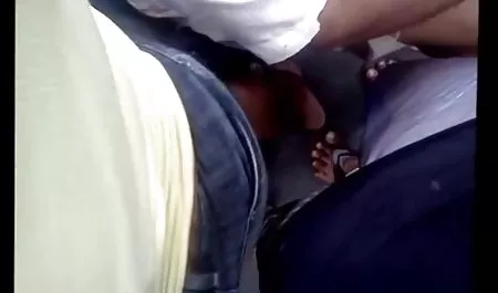 شخص ساده و معصوم آبنوس با بدن گرم است که در خارج از منزل توسط خروس کانال شهوتناک سفید لعنتی