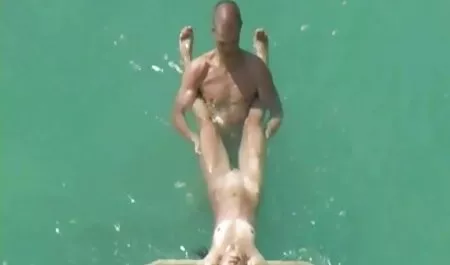 Ebony BBW دو پسر سفید پوست را لگد می زند انجمن شهوتناک