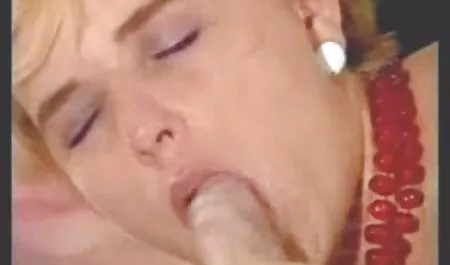 این MILF روی یک صندلی که جلوی دوربین داستان سکسی شهوتناک می رود