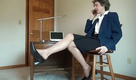 انگشت لاتین سکسی در انگشتان Fishnets روی دوربین داستان شهوتناک سکسی
