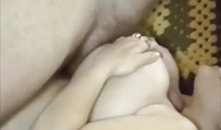 شلخته شهوتناک روم داغ آسیایی خروس سفید را می خورد و بلع می کند