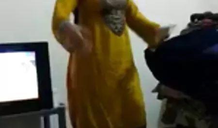 دختر هندی گی چت شهوتناک هوشمند در حال لعنتی با BF مقابل CAM